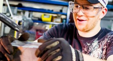photo - Mechanical Engineering student operating a milling machine