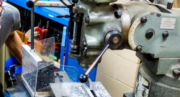 photo - Mechanical Techniques student operating a vertical milling machine