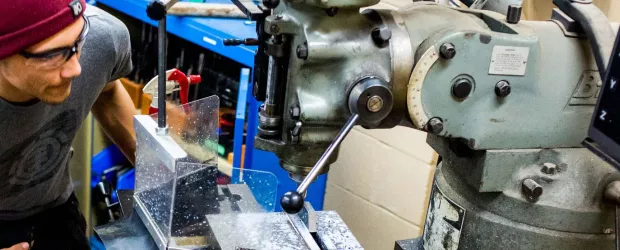 photo - Mechanical Techniques student operating a vertical milling machine