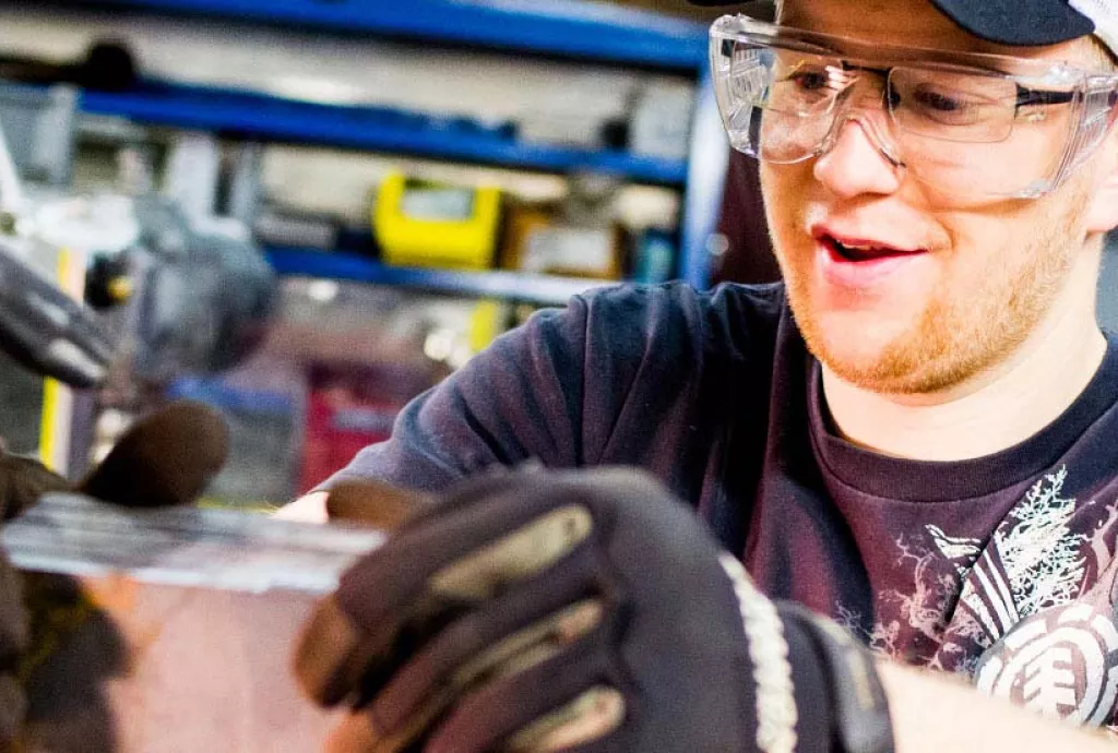 photo - Mechanical Engineering student operating a milling machine