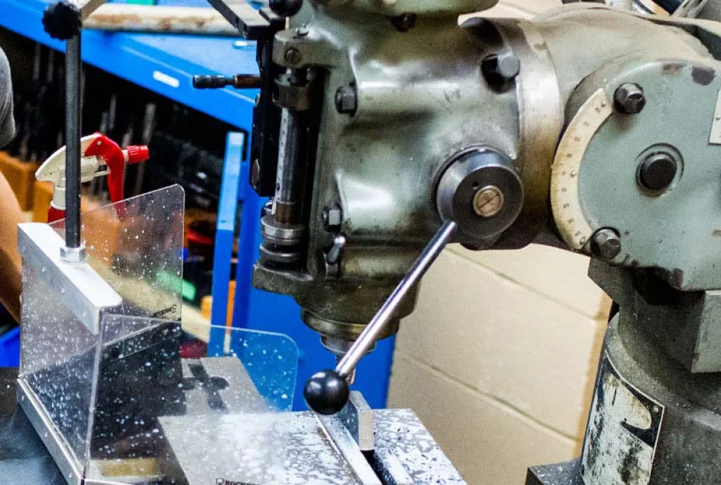 photo - Mechanical Techniques student operating a vertical milling machine