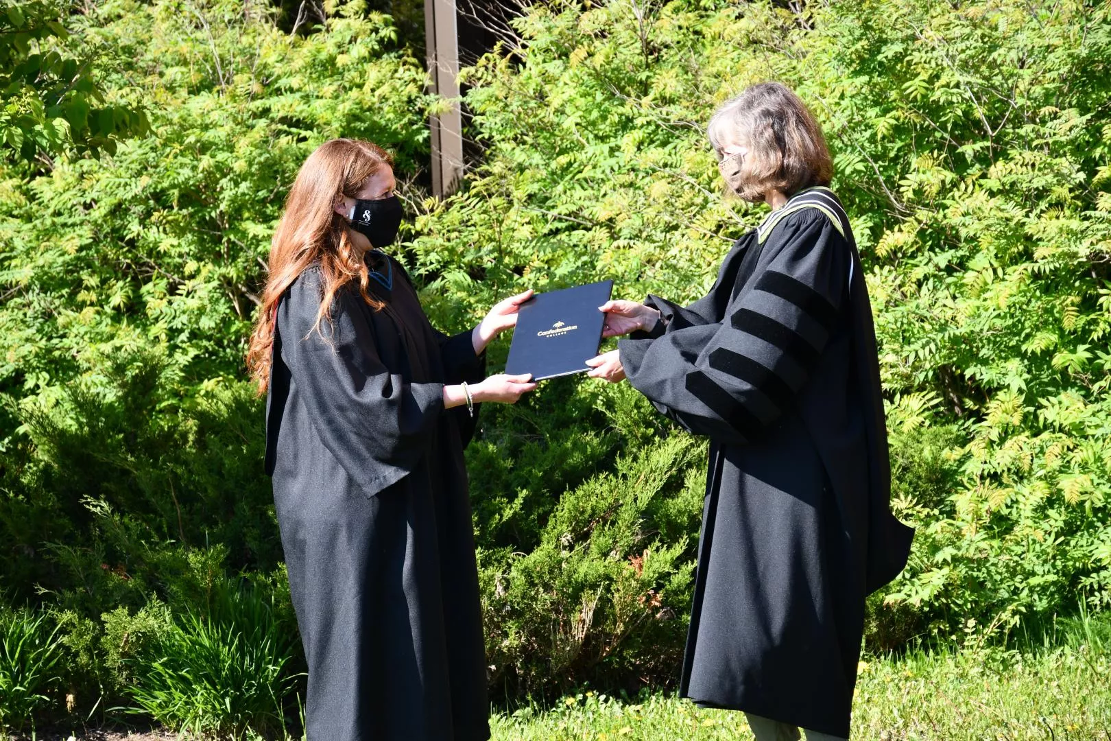 President Kathleen Lynch presents Developmental Services Worker diploma to Luisa Di Biagio